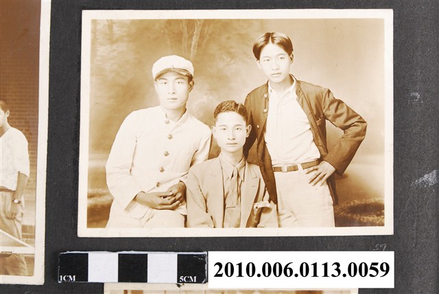 臺南長老教中學校學生三人合照 (共1張)