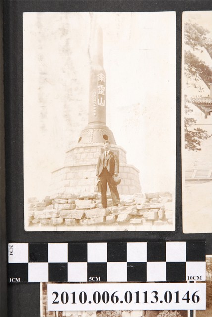 臺南長老教中學校教師於旅順爾靈山紀念塔前留影 (共1張)