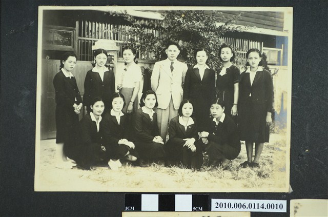 臺中產婆講習所前12人合照 (共1張)
