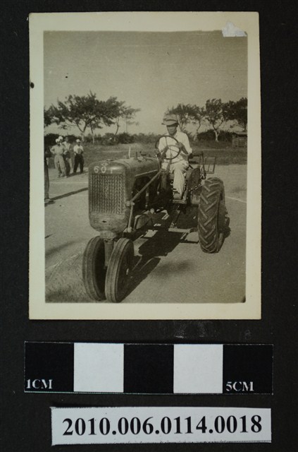 男子與農耕機 (共1張)