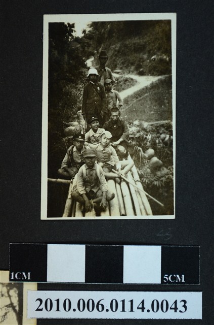 8人合照 (共1張)