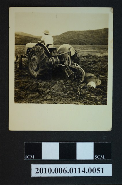 男子駕駛農耕機整地背影照 (共1張)