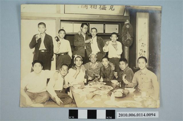 12人聚餐合照 (共2張)