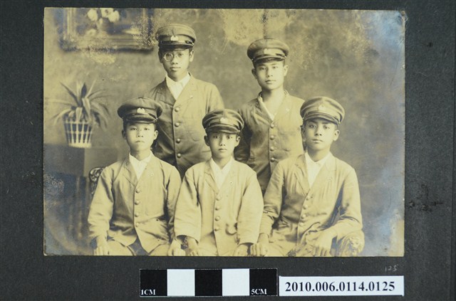 5名男子合照 (共1張)