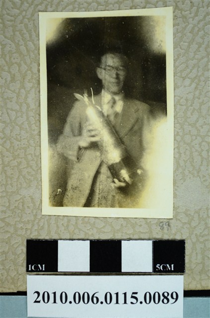 廖漢水手持獎盃獨照 (共1張)