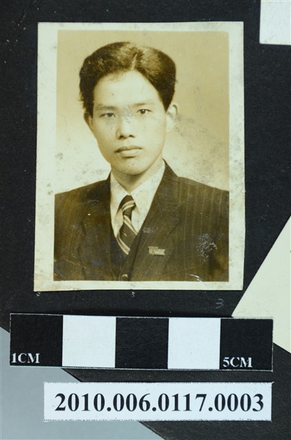 一男子著西裝拍攝之半身照 (共1張)