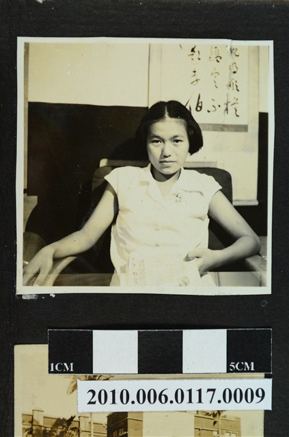 一女子坐於椅子上之半身照 (共1張)