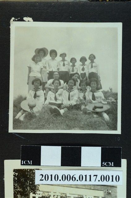 二位男子與十二位女子於草地上合影之照片 (共1張)