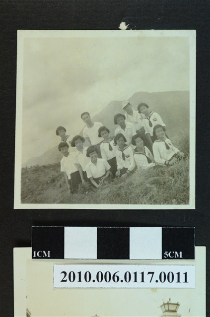 二位男子與十位女子於草地上合影之照片 (共1張)