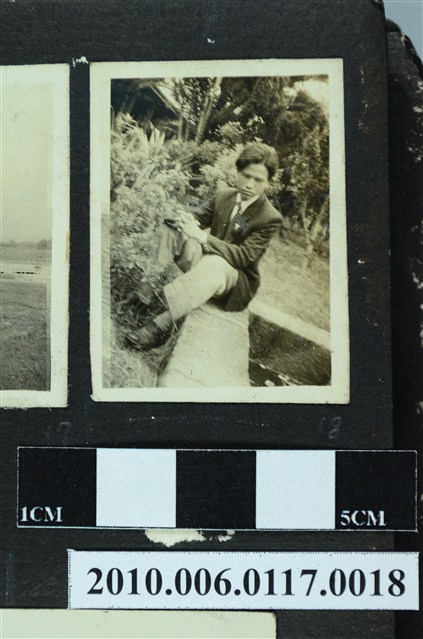 一男子坐於石階上之獨照 (共1張)