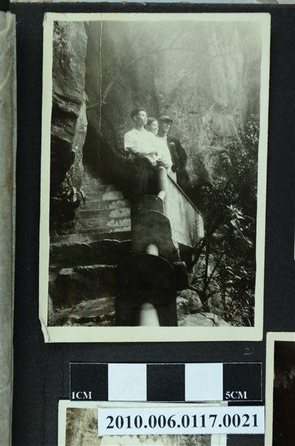 三名男子倚靠於欄杆合影之照片 (共1張)