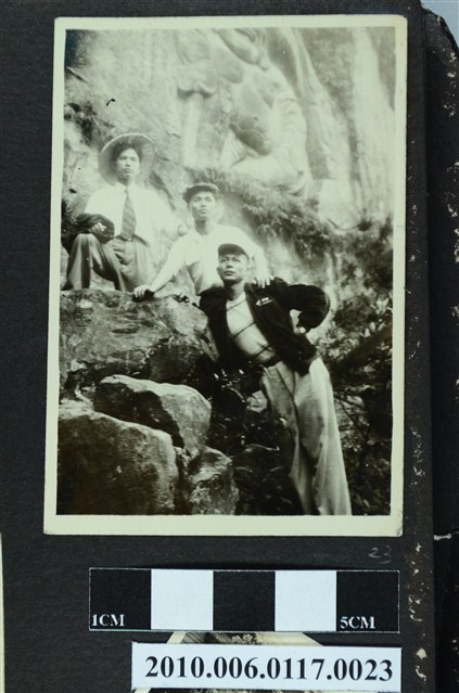 三名男子站於石頭上合影之照片 (共1張)