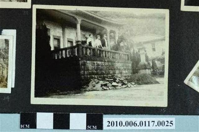 三名男子站於建物平臺合影之照片 (共1張)