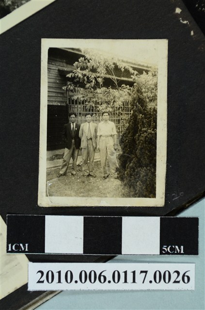 三名男子於建物門口合影之照片 (共1張)