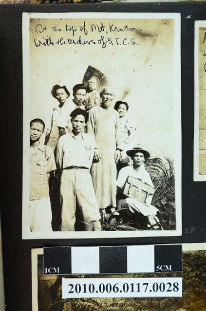 六名男子與一女子於觀音像前合影之照片 (共1張)