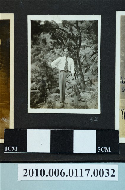 一男子站於石階上之獨照 (共1張)