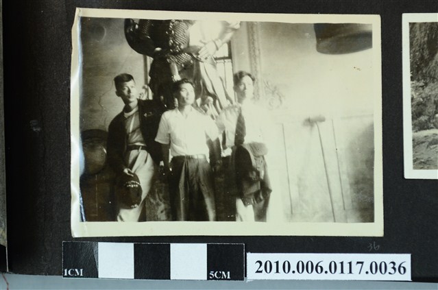 三名男子合影之照片 (共1張)