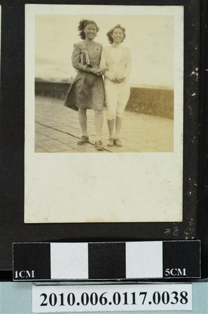 兩位女子合影之照片 (共1張)