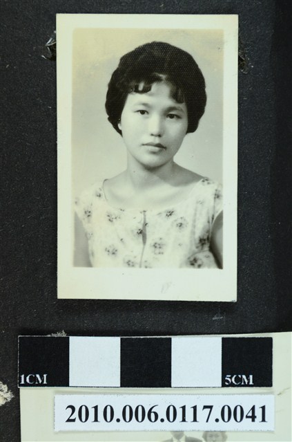 一女子半身之照片 (共1張)