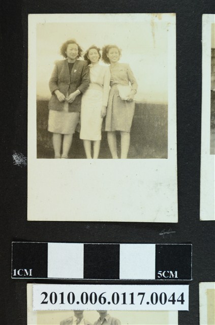 三名女子斜靠於護欄合影之照片 (共1張)