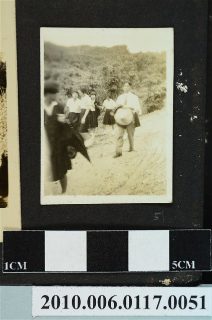 一男子與五名女子健行剪影之照片 (共1張)