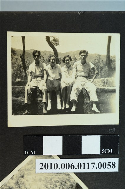 兩名男子與兩名女子合影之照片 (共1張)