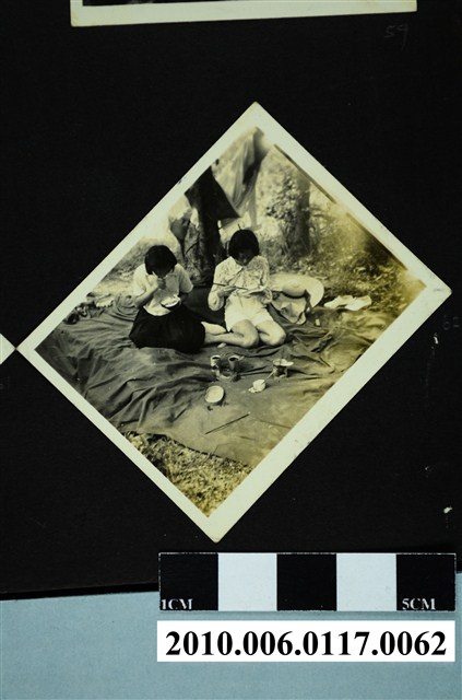 兩位女子於草地野餐的照片 (共1張)