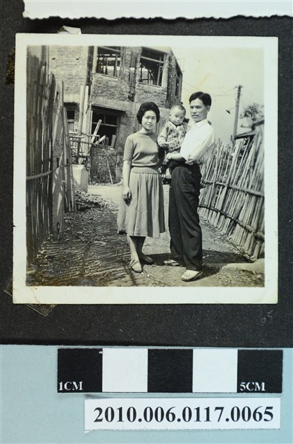 三人在巷道合影之照片 (共1張)