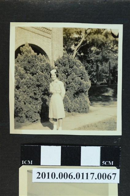 著制服女子獨影之照片 (共1張)