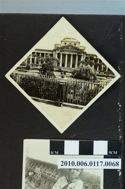 一女子站立在國立臺灣博物館前廣場獨影之照片 (共1張)