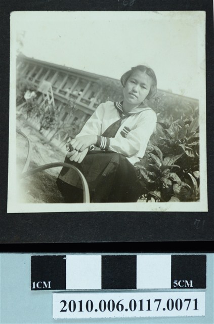 著制服的女子獨影之照片 (共1張)