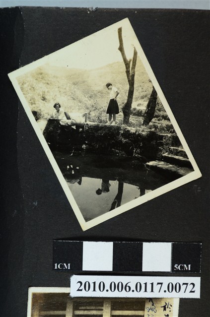 三人在池邊活動的照片 (共1張)