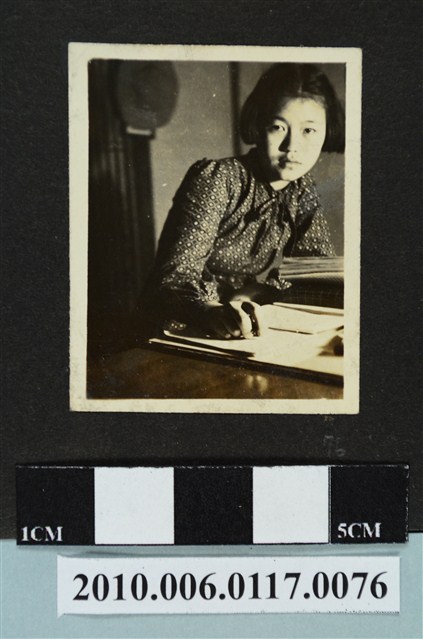 女子坐於書桌前獨影之照片 (共1張)