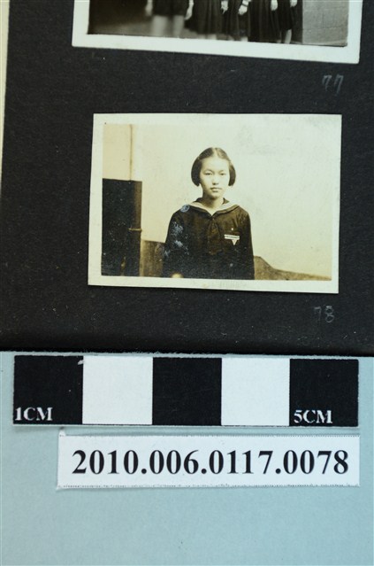 著水手制服短髮女子獨影之照片 (共1張)