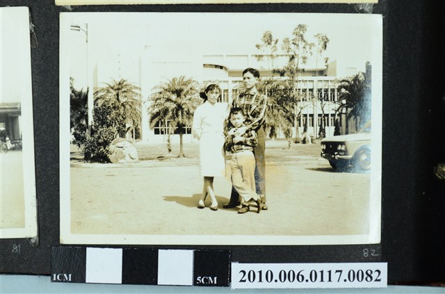 三人站立於馬路上合影之照片 (共1張)