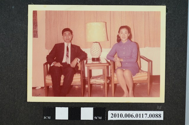 一男一女坐於椅上合影之照片 (共1張)
