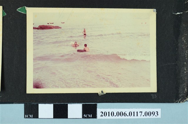 三人在海邊戲水的照片 (共1張)