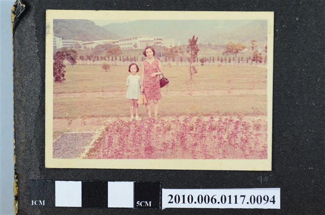 一女子與一女童合影之照片 (共1張)