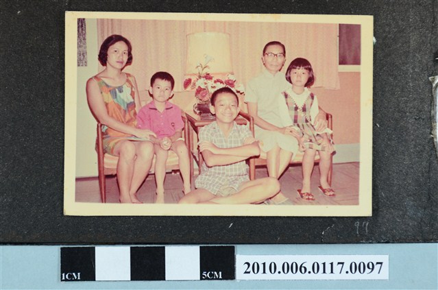 五人於室內合影之照片 (共1張)