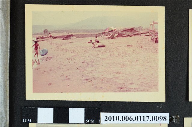 三人在沙灘玩耍的照片 (共1張)