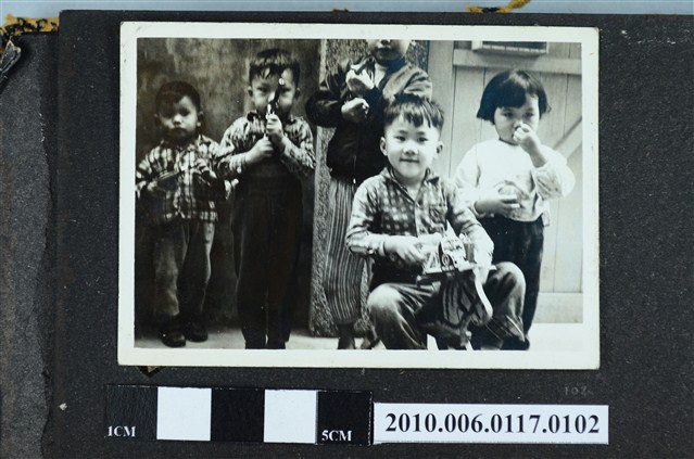 五位孩童拿著玩具合影之照片 (共1張)