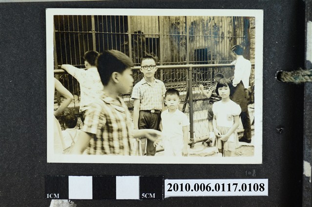 二位孩童於戶外合影之照片 (共1張)