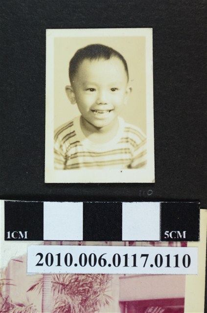 著圓領條紋服飾之男童半身正面照 (共1張)