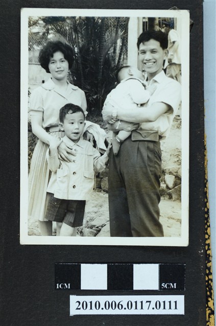 四人全家福照片 (共1張)