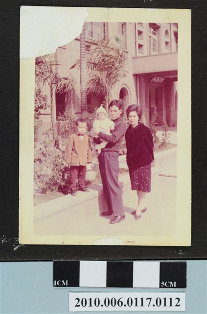 四人全家福站立於一建築物前合影之照片 (共1張)