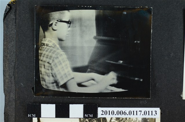 男童彈琴之獨照 (共1張)