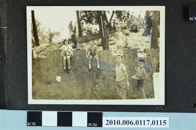 五位孩童於牆邊嬉戲之照片 (共1張)