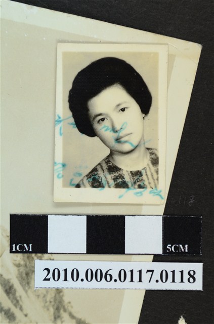 著圓領花色服飾之女子半身正面照 (共1張)