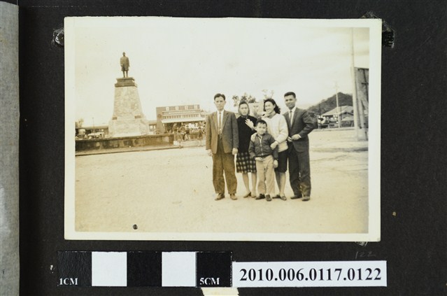 五人於臺東車站前合影之照片 (共1張)