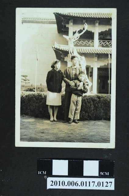 三人於戶外合影之照片 (共1張)